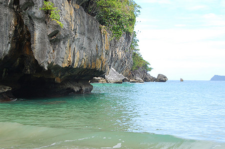 利姆斯通岩层形成 在有树木和海岩石编队蓝色旅行场景旅游支撑图片