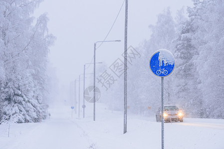 冬季的自行车路和行人在路上的标志a民众公园邮政孩子降雪交通车道冻结蓝色路标图片