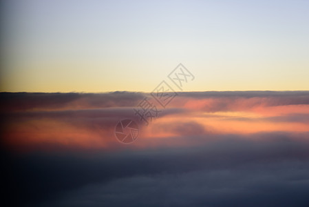 蓝色的天线 日出时有云雾 从窗口 O 查看天堂白色日落自由空气紫色天气黄色旅行太阳图片