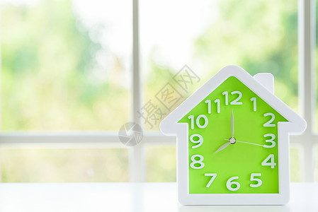 上午8点的时钟模型和清晨的窗口背景工作玻璃时间产品唤醒紫色木头桌子房子厨房图片