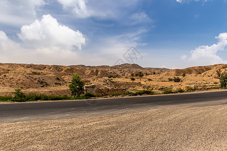 下午在撒哈拉沙漠的公路上旅行土地天空阳光山脉蓝色危险生态国家峡谷图片