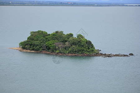 湖中岛屿海洋荒野支撑崎岖孤独湖岸风景蓝色反思自然光图片