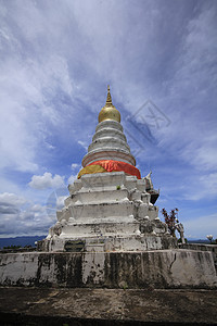 一个巨大的白色塔佛教徒和平宝塔观光天空艺术游客蓝色宗教旅行图片