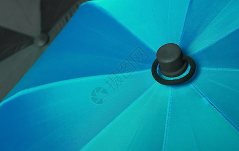 近距离观看防雨伞的彩色表面液体季节蓝色阳伞织物气候天气配饰材料尼龙图片