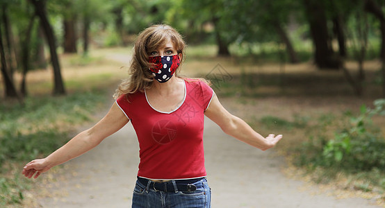 戴着防护面具的女孩 在公园里抗冠状病毒流感安全口罩预防帮助卫生药品感染医疗诊所图片