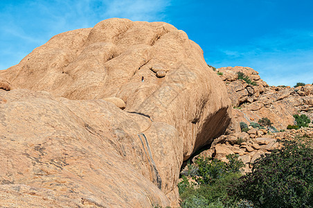 布希曼乐园山洞上的岩石上可以看到旅游者图片