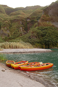 菲律宾桑巴莱斯Pinatubo湖漂浮衬套火山碎屑岩石血管陨石冒险乘客运输木头图片