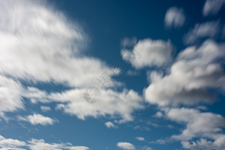 清晰蓝色天空线的移动云层的模糊运动图片
