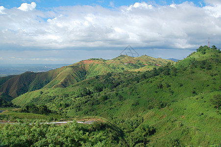 菲律宾里扎尔San Mateo环山山脉绿色树叶树木天空白色蓝色场景图片