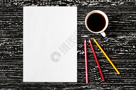白纸 铅笔和木制桌上的咖啡褪色羊皮纸床单工艺桌子杯子小样帆布职场工作图片
