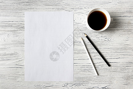 白纸 铅笔和木制桌上的咖啡木头文书桌子床单小样眼泪褪色折叠杯子工艺图片