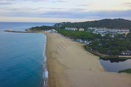 西班牙的地中海海岸 西班牙的海边法院旅游假期网球场孤独法庭酒店天空热带爬坡奢华图片