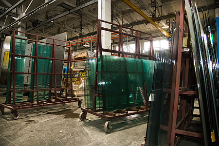 玻璃厂玻璃机器工厂输送带材料生产釉面工作建筑物层压床单图片