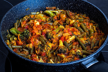 锅里有被煮的蔬菜 烹饪过程 织物食品豆子营养乡村饮食美食萝卜盘子炖肉洋葱桌子图片