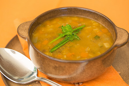 碗扁豆汤 加蔬菜和面食棕色绿色香菜乡村烹饪盘子餐巾午餐橙子萝卜图片