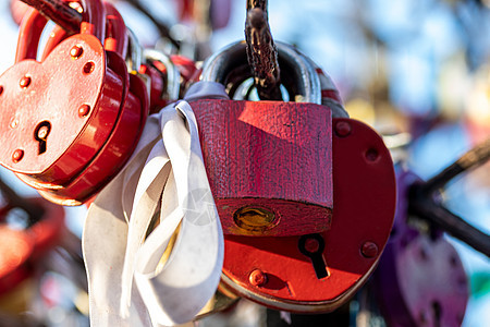 婚礼树上有许多彩色的婚纱锁红色仪式丝带婚姻金属锁孔家庭挂锁图片