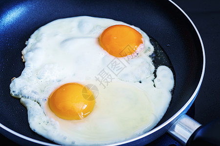 煎锅里的炸鸡蛋蛋黄饮食黄色营养健康烹饪平底锅生活早餐厨房图片