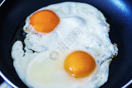 煎锅里的炸鸡蛋营养生活厨房蛋黄早餐黄色平底锅食物白色烹饪图片