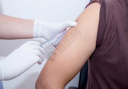 特写医生注射病人携带环状药物收集布罗的注射器手臂疫苗发烧女性护士疼痛药品男性肌肉流感图片