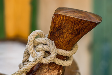 吊绳系在船上 用木板绑着图片