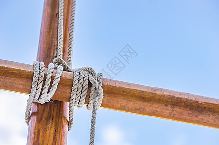 绳索绑在木杆上 紧闭图片