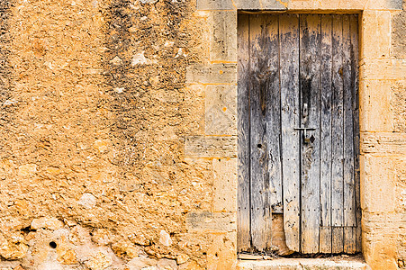 古老的木制门和锈制墙背景图片