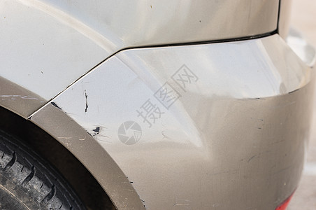 损坏的汽车保险杠和挡路器意外事故运输机械划痕车轮修理车身碰撞挡泥板图片