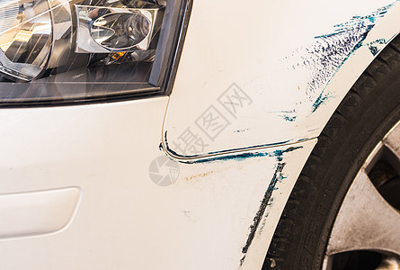 汽车事故 损坏的保险杠和挡泥车图片