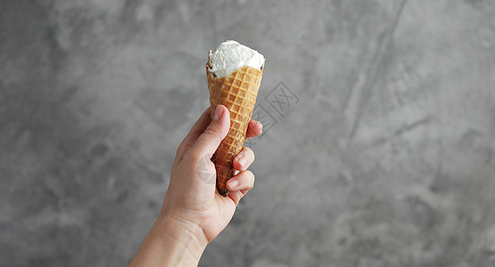 女性手里的冰淇淋 甜甜甜甜点产品乐趣奶油手指奶制品诱惑融化香草女士白色图片
