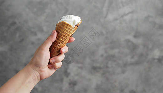 女性手里的冰淇淋 甜甜甜甜点手腕香草牛奶手指产品融化白色奶制品乐趣茶点图片
