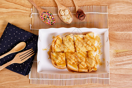 木本底加焦糖酱的黄油吐司桌子食物脆皮白色美食巧克力香蕉面包粉色花生图片