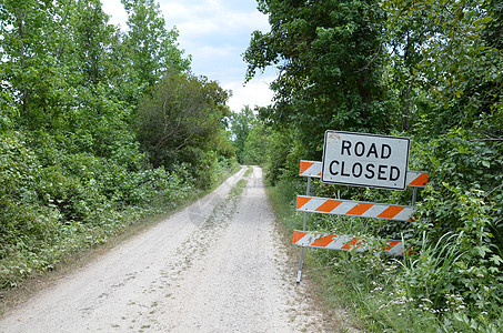 白橙色和白色道路 封闭标志 有路条或小路踪迹街道条纹树木植物橙子绿色图片