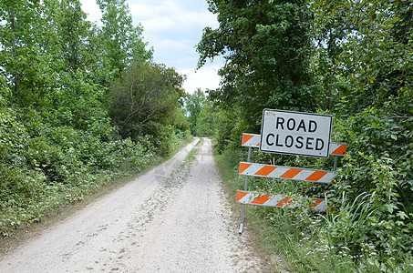 白橙色和白色道路 封闭标志 有路条或小路树木条纹绿色踪迹街道植物橙子图片