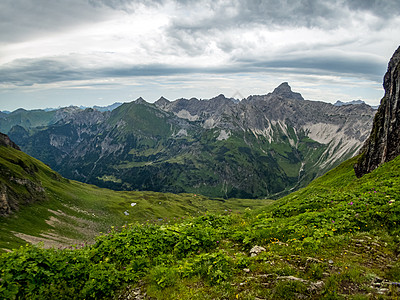 在阿尔高的Nebelhorn草地首脑远足冒险假期火法全景蓝色高山圆领图片