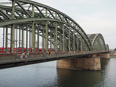 桥 在Ko的莱茵河上空交通景观建筑学运输城市火车铁路轨道建筑金属图片