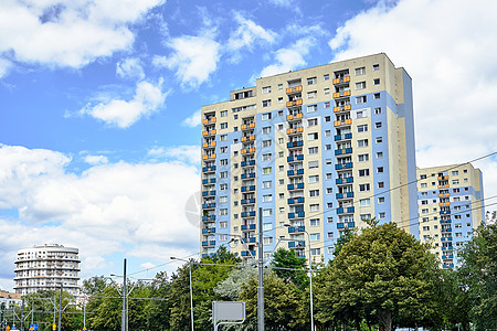 街道上有许多住宅式高楼大楼 有几座图片