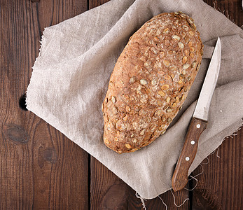 用黑麦面粉和瓜粒上南瓜籽制成的面包面包粮食美食食物小麦饮食早餐厨房南瓜木头乡村图片