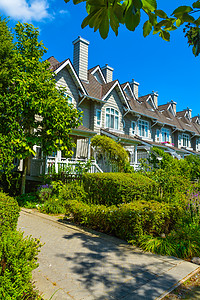 加拿大不列颠哥伦比亚省温哥华 阳光明媚的一天 有住宅窗户社区晴天木头住房天空栅栏人行道房地产公寓图片