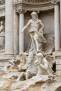罗马特雷维不老泉雕像的近视图片