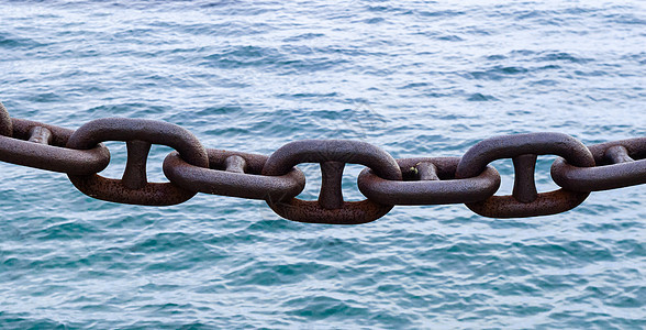 与水的连链连接金属航海力量安全工程海岸腐蚀棕色蓝色海洋图片