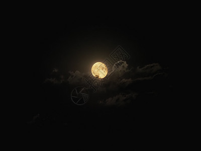 满月照亮云彩天空月相宇宙启发性摄影卫星天文天文学月球多云背景图片