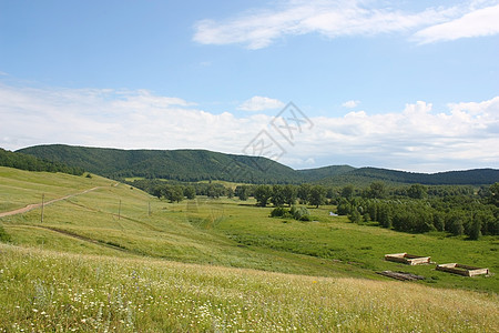 美丽的夏季村庄风景景观草地场地爬坡蓝色国家乡村农村房子天空绿色图片