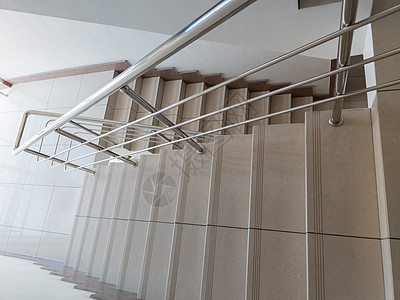 在抽象公共建筑中 现代设计无铁钢管 手栏和瓷砖楼梯的现代化设计陶瓷民众诊所建造医院建筑学梯子制品商业办公室图片