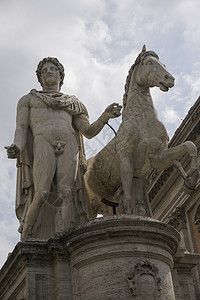 罗马意大利国会山的波利斯和马雕像图片