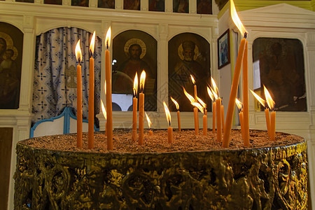 在教堂的烛台上点燃蜡烛图片
