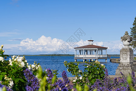 Haapsalu的观光景象 在Haapsalu中心的波罗的海海潮 一个美丽的夏季景色 爱沙尼亚反射天空房子木头凉亭长廊全景旅行建图片