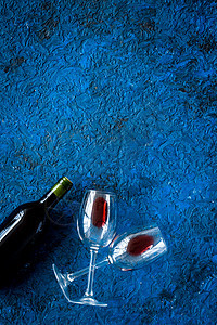上面复制空间蓝背景的葡萄酒瓶和玻璃杯液体派对庆典酒吧酒厂饮料玻璃红色食物餐厅图片