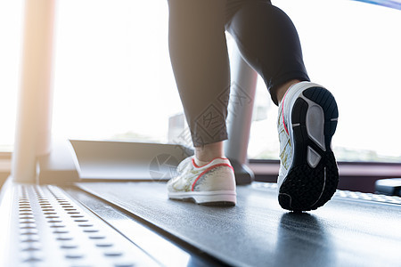 在健身房的跑步机上穿着运动鞋的女性脚特写 饮食生活方式 减肥 胃肌 健康理念运动机器闲暇速度运动装有氧运动女士运动员成人耐力图片
