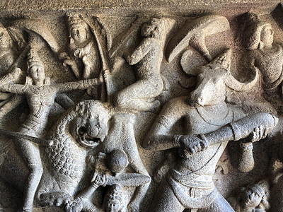 印度泰米尔纳德邦马哈巴利普兰姆一石岩洞穴寺庙中 神 人和动物的雕塑被刻在显著位置图片