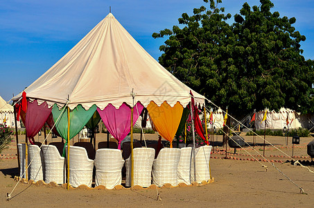 在印度拉贾斯坦邦Jaisalmer附近的Sam沙丘上的瑞士帐篷 这一受欢迎的旅游活动是假日主食 在Thar沙漠的星星下露营图片